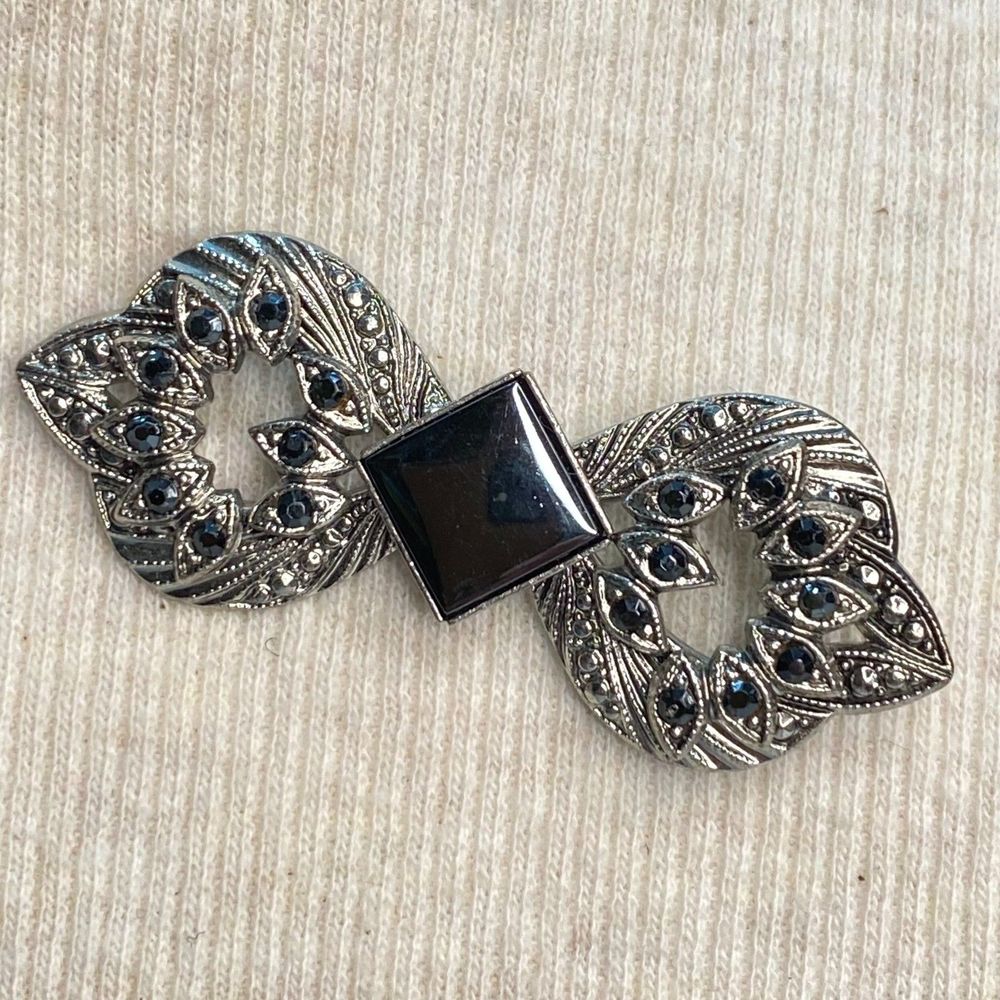 💎Burnished Silver Brooch Ornate Bow Black Square Central Stone Black Rhinestones